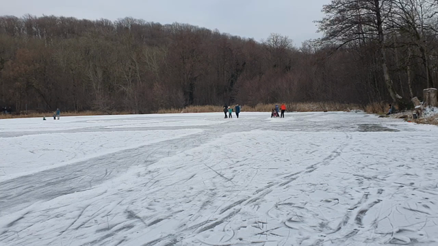 Zugefrorener See mit Menschen drauf. Man hört das Eis wie es knackst und spezielle Geräusche macht.