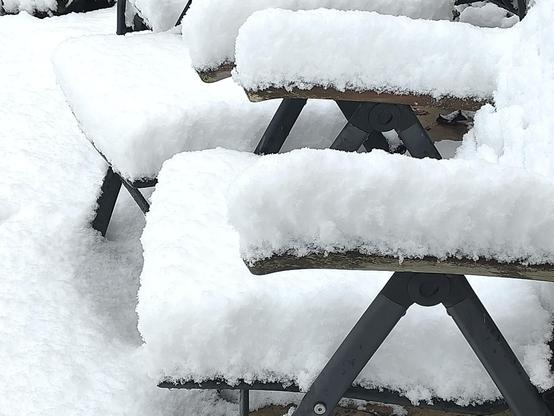 sneeuw op de leuning