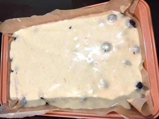 bakblik met nog ongebakken bosbessenkoek.