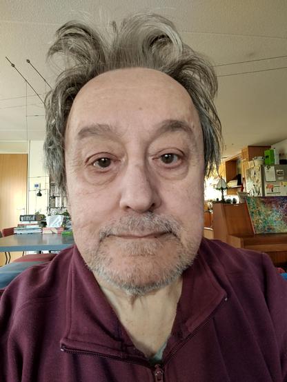 oude ma, ongeschoren, verwarde haren