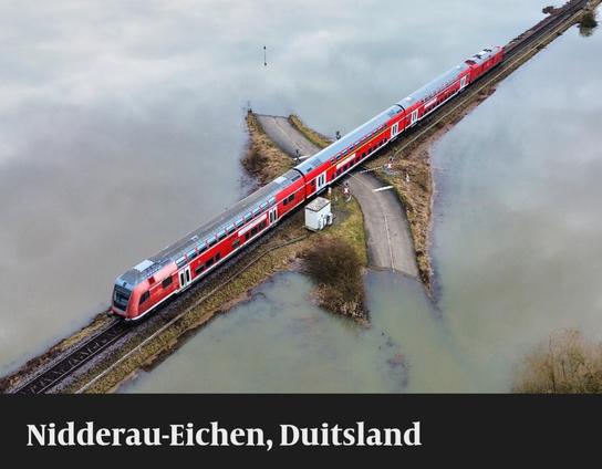 trein rijdt door ondergelopen land.