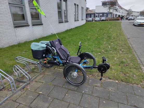 voor het gezondheidscentrum geparkeerde trike