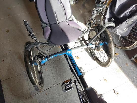 Trike met twee helping hands op de dwarsstang gemonteerd