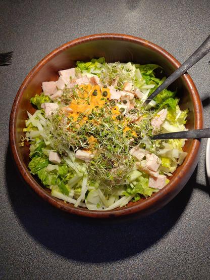 houten slabak met sla.