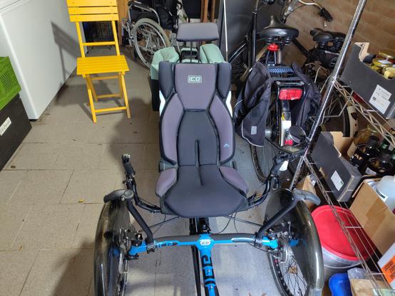 trike met hoofdsteun in de schuur