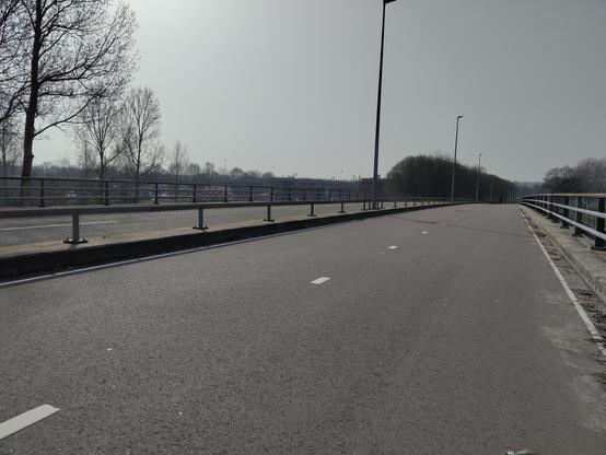 Fiets en busbrug bij het AZC in de buurt