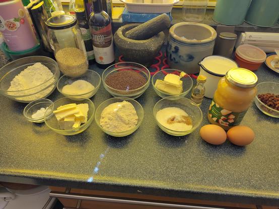 mise en place voor maanzaadtaart. alleen de voorste twee rijen. de rij daarachter, zoutpot en vijzel en zo,  hoort gewoon op het aanrecht.