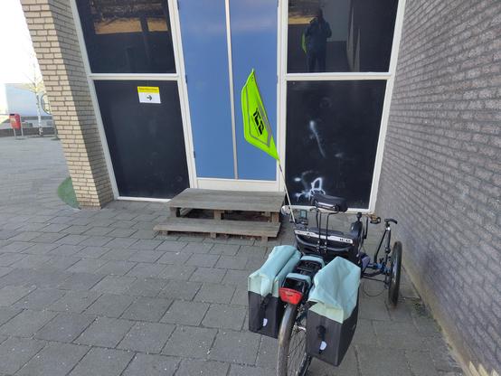 m'n trike voor het stembureau