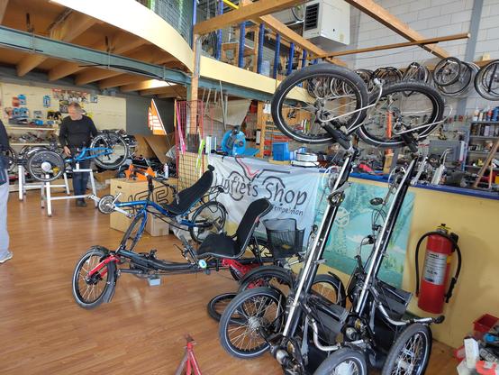 nog meer ligfietsen, op de achtergrond is Gerrit Tempelman aan het werk aan de mijne