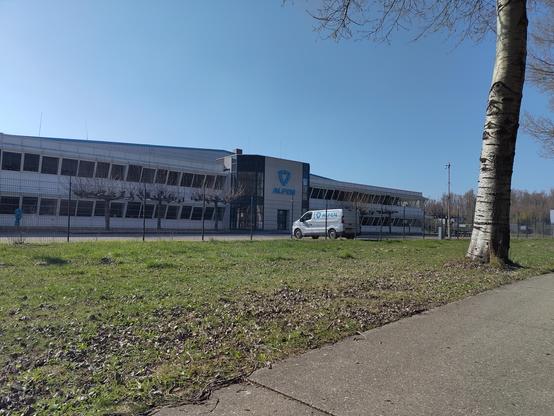 Hoge Vaart, een van de vele gebouwen van Algen, fabrikant van transformatorhuisjes, batterijen en laadpalen.