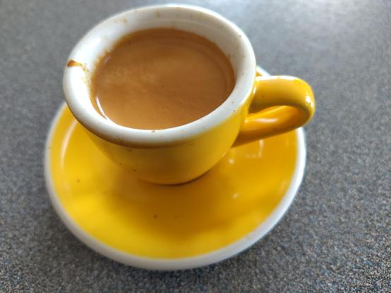 geel kopje espresso