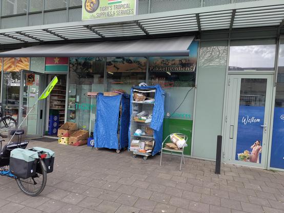 Surinaamse minimart, restaurant en pakketpunt