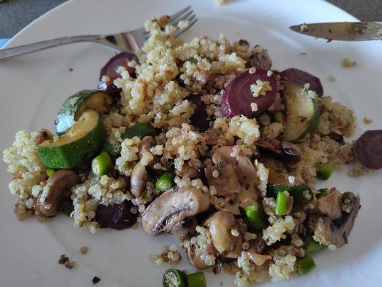 Quinoa, paarse wortel, ui, champignons, courgette, mediterrane kruiden, paddenstoelenbouillon, groene rawit.