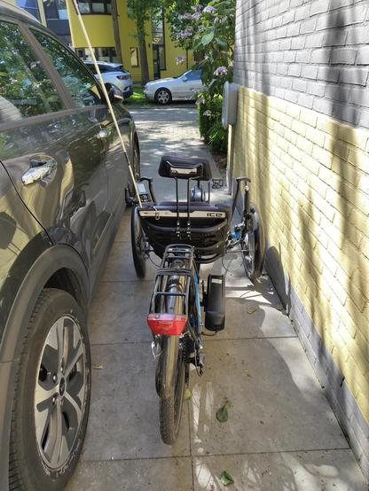 trike, tussen huis en auto, klaar voor de start