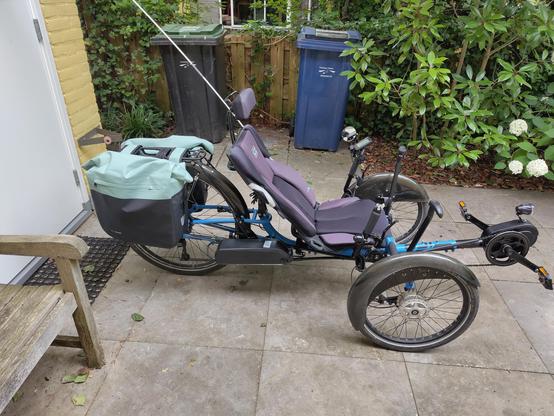 mijn fiets voor mijn schuur.