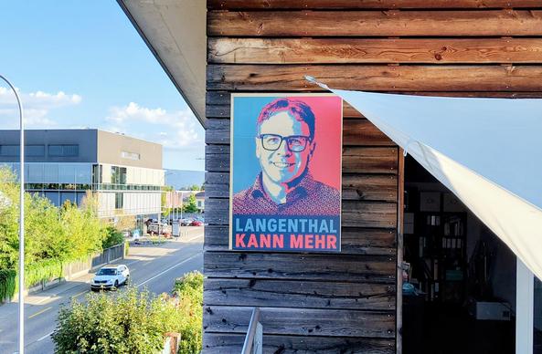 Das Wahlplakat von Roland Loser an unserer Hauswand.
