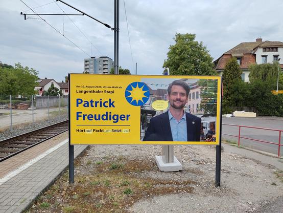 Wahlplakat von Patrick Freudiger. Mit zusätzlicher Sprechblase: Für die Elite gegen die Schwachen.