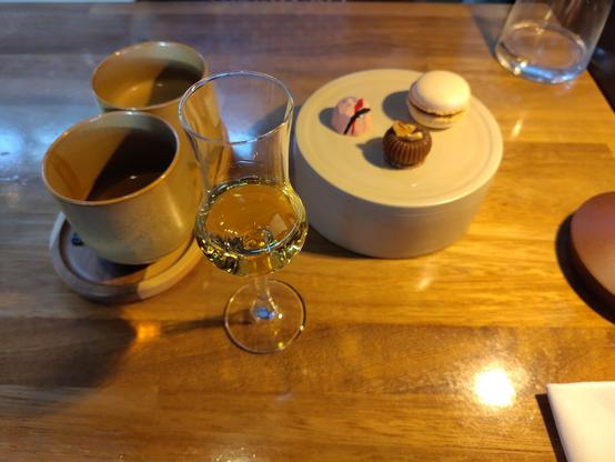 koffie, grappa van Nonino en enkele snoepdingen