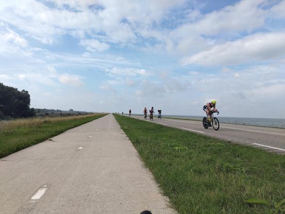 oostvaardersdijk met fietsende triatlondeelnemers