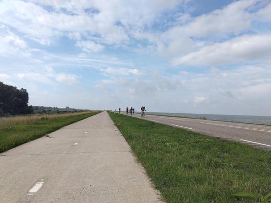 oostvaardersdijk met fietsende triatlondeelnemers