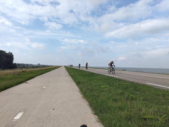 oostvaardersdijk met fietsende triatlondeelnemers