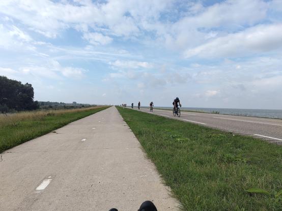 oostvaardersdijk met fietsende triatlondeelnemers
