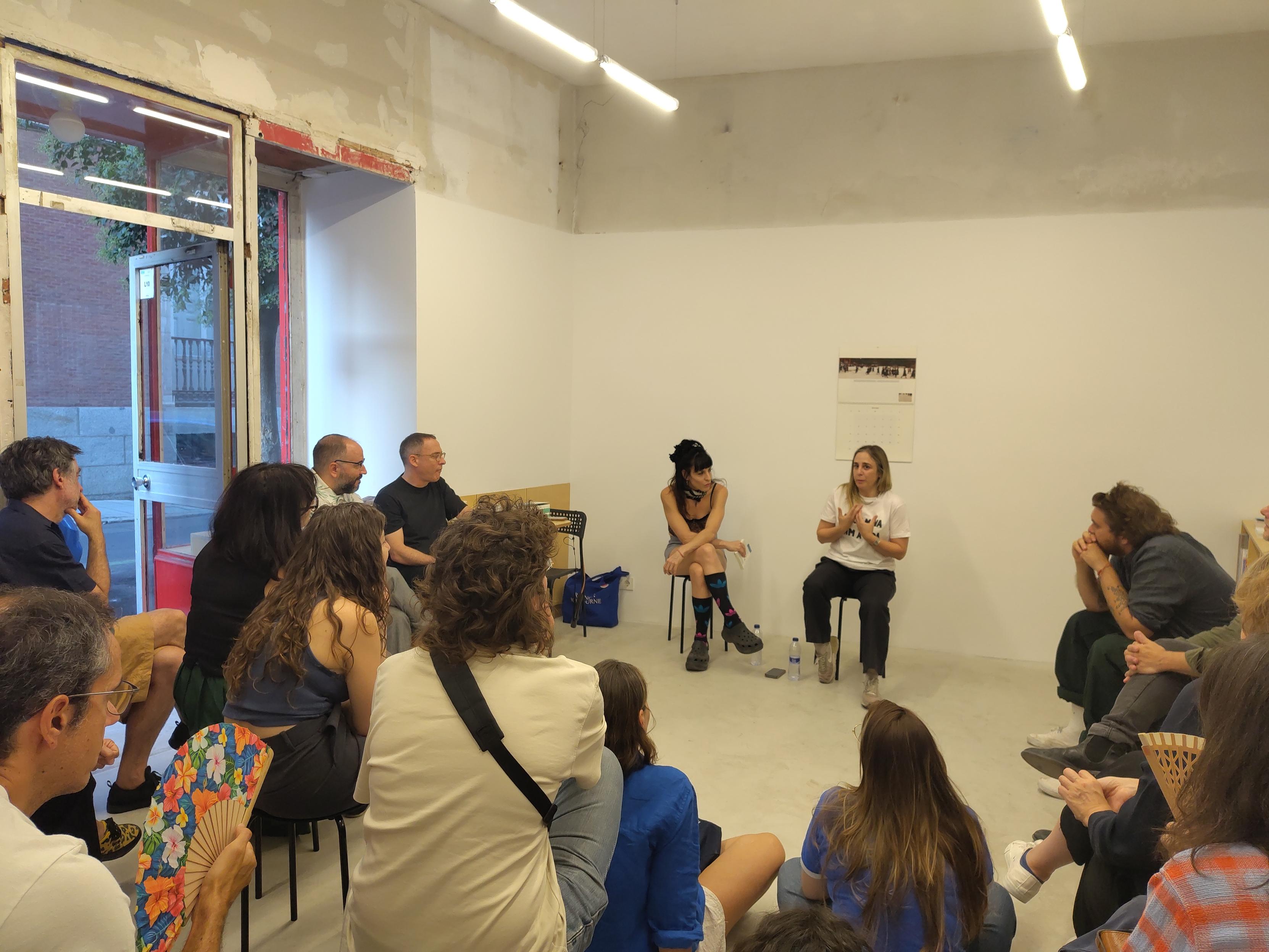En la presentación. Se ve gente atendiendo a la charla de las 2 Marinas Otero.