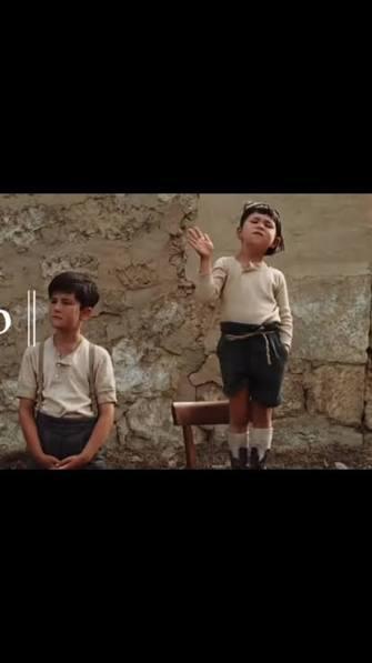 Escena de la bola negra donde un niño hace el saludo romano sin mucho énfasis