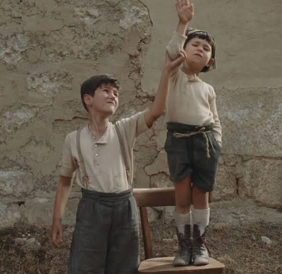 Llega otro niño y le estira el brazo