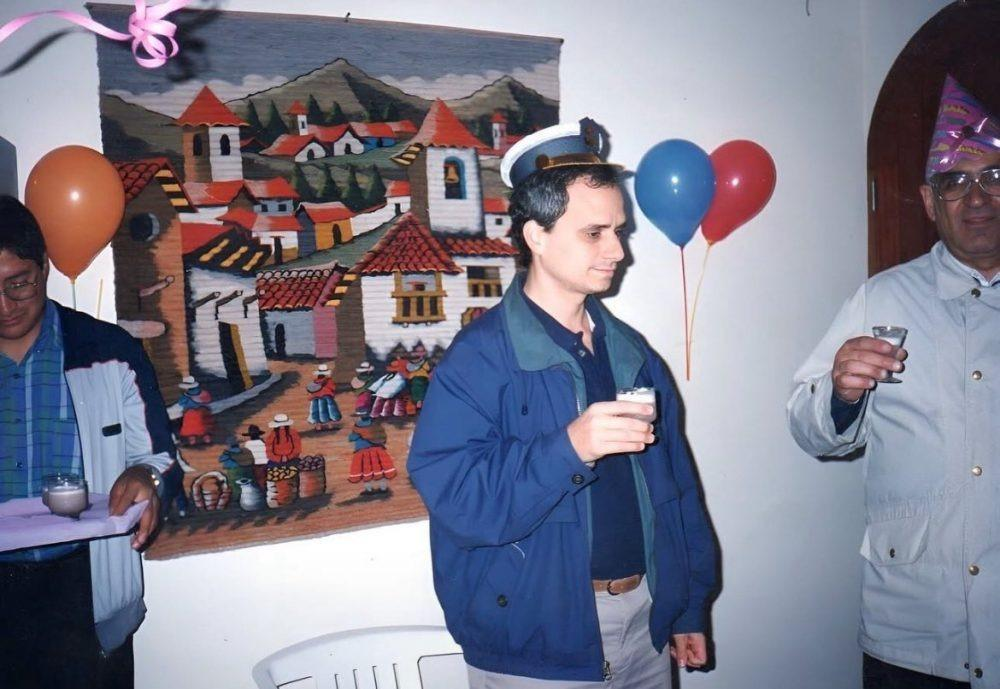 La foto que inventó Ramirenco en la que sale el papa en una fiesta con un gorro y unos globos. tomando  un zumo de tomate