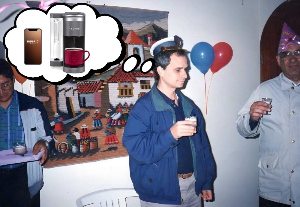 el papa imaginando el producto. sale la cafetera en un bocadillo imaginario de comic
